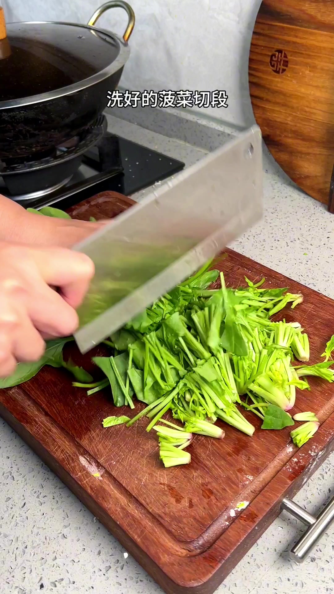 今天烧的是鱼圆菠菜汤,加点蛋皮,汤鲜味美,孩子很喜欢喝家常菜「话题」