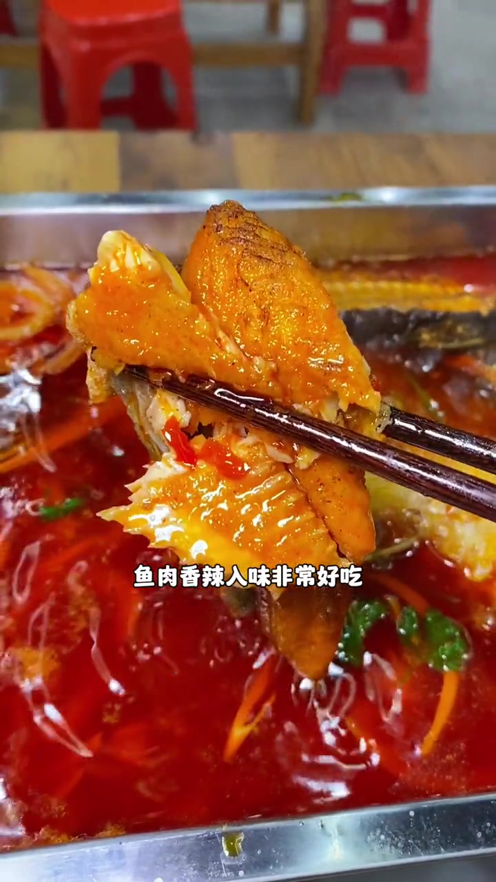 就在沙井地铁站附近,这家渣兄渣弟地摊火锅,现在团购19.9就可以吃到这一桌烤鱼双人餐,快艾