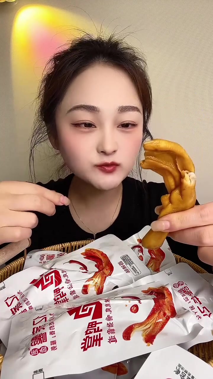 个大肉厚,口感太好了,泡卤鸭掌热量低减脂期间也可以吃哦,线下商超同款,最近卖的特别火,两个
