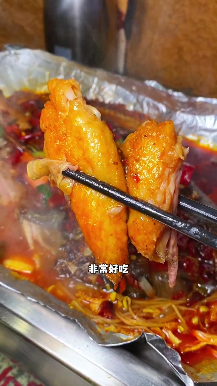 就在龙华大浪商业中心,这家愿者上钩,现在团购79.9就可以吃到这一桌烤鱼双人餐,快艾特你喜