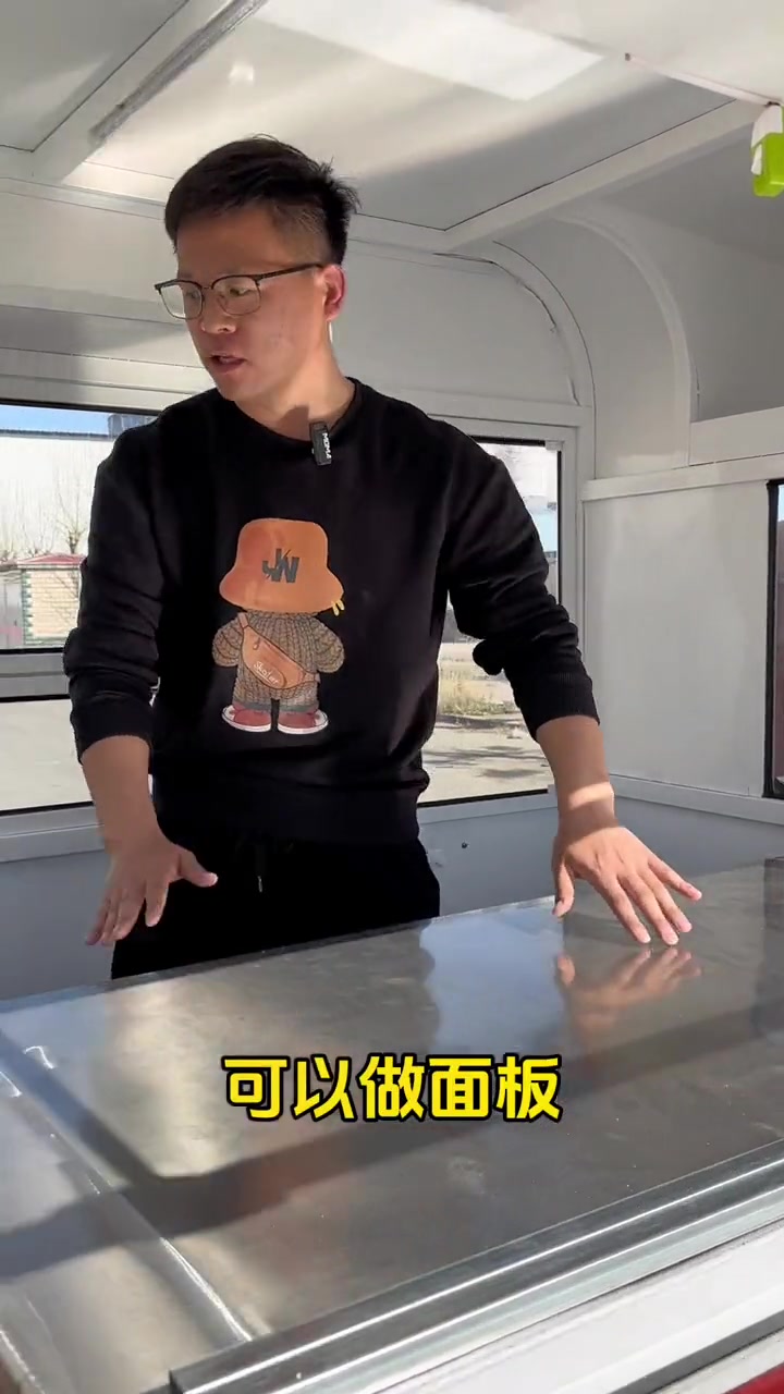 做烤炉鸡蛋灌饼的三轮餐车,空间比较大,还能做烤冷面。早晚都可以出摊。电动餐车小吃车美食车 