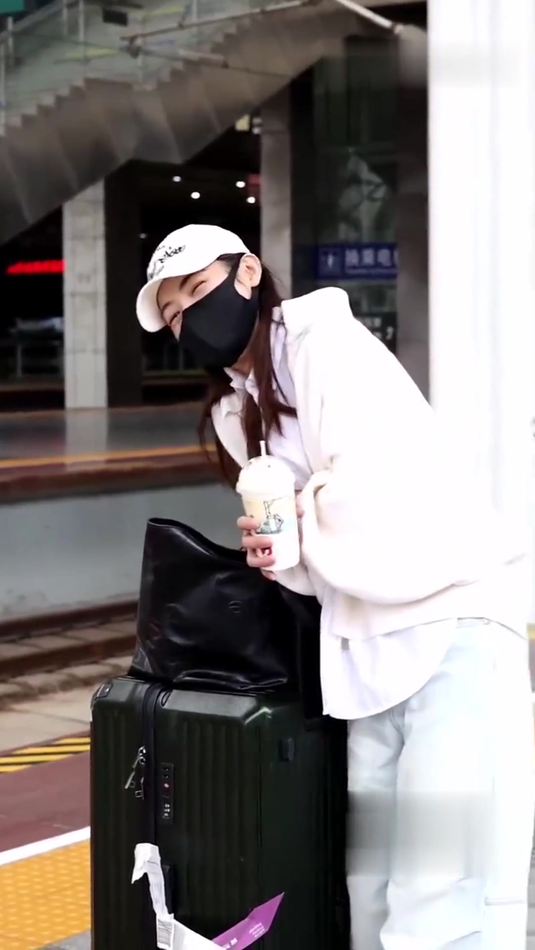 陈丽君路透,白色棒球帽长发披肩,手里拿着一杯奶茶