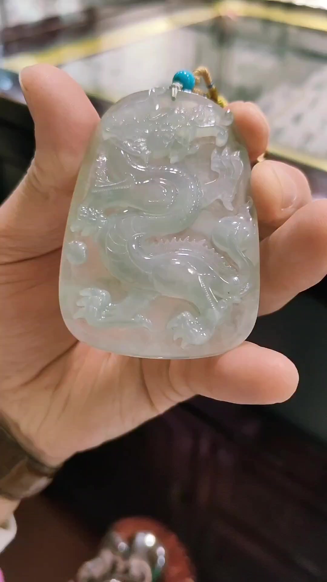 今年属鸡的朋友一定要佩戴一块翡翠玉龙牌
