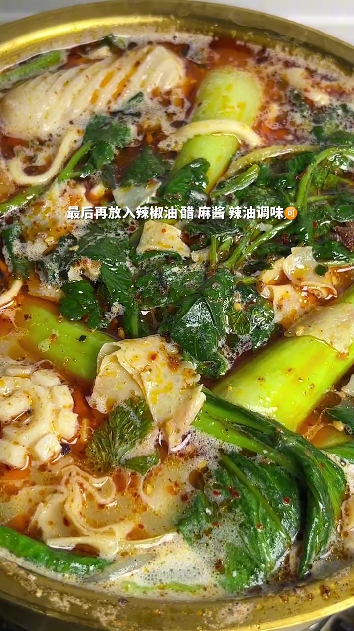 李海龙麻辣烫真的好好吃啊!里面好多蔬菜料包超多!吃起来好入味!黏糊糊的!又麻又辣,裹着芝麻