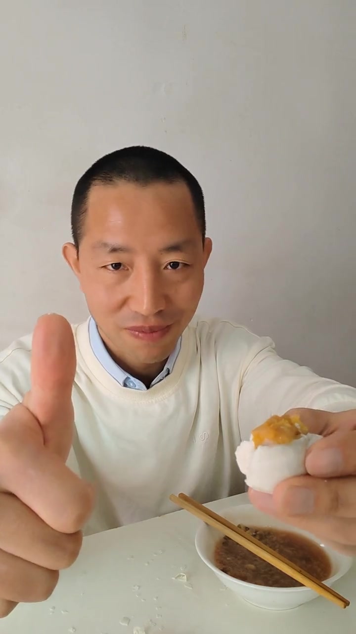 咸鸭蛋可以就着米饭吃,夹着馒头吃。如果加一碗粥,那就是北方人的合理早餐。倪海杉 万人测评 