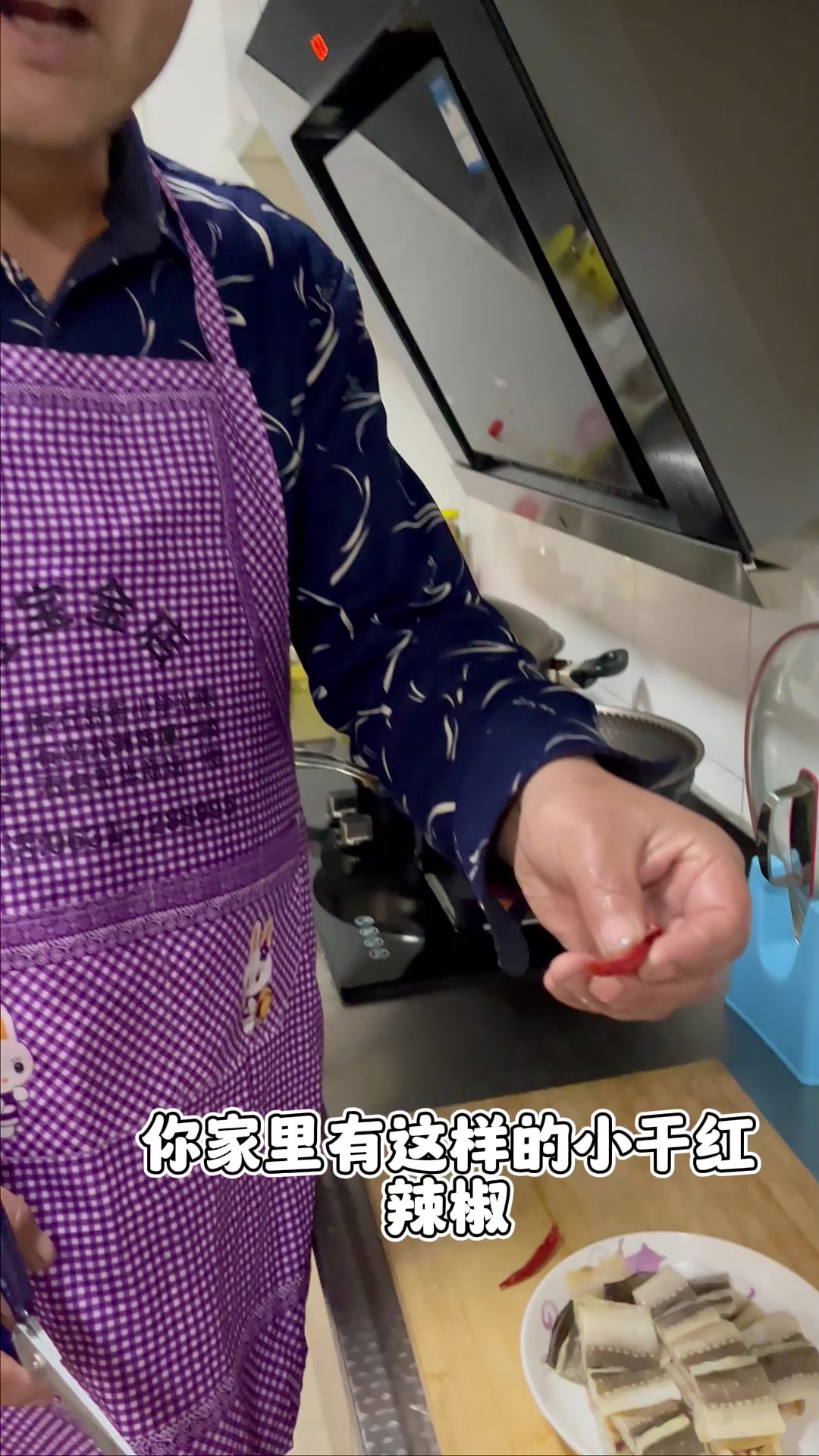 老海今天清蒸个油鳝鱼,做法简单,就着大馒头,非常鲜香