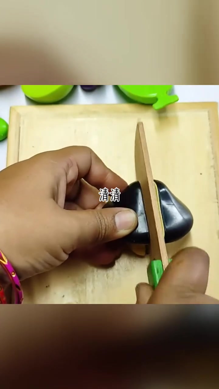 四年前,顾清那英勇的瞬间,他为了救我,消失在了湍急的河水中,留下了我,独自面对着失去他的现