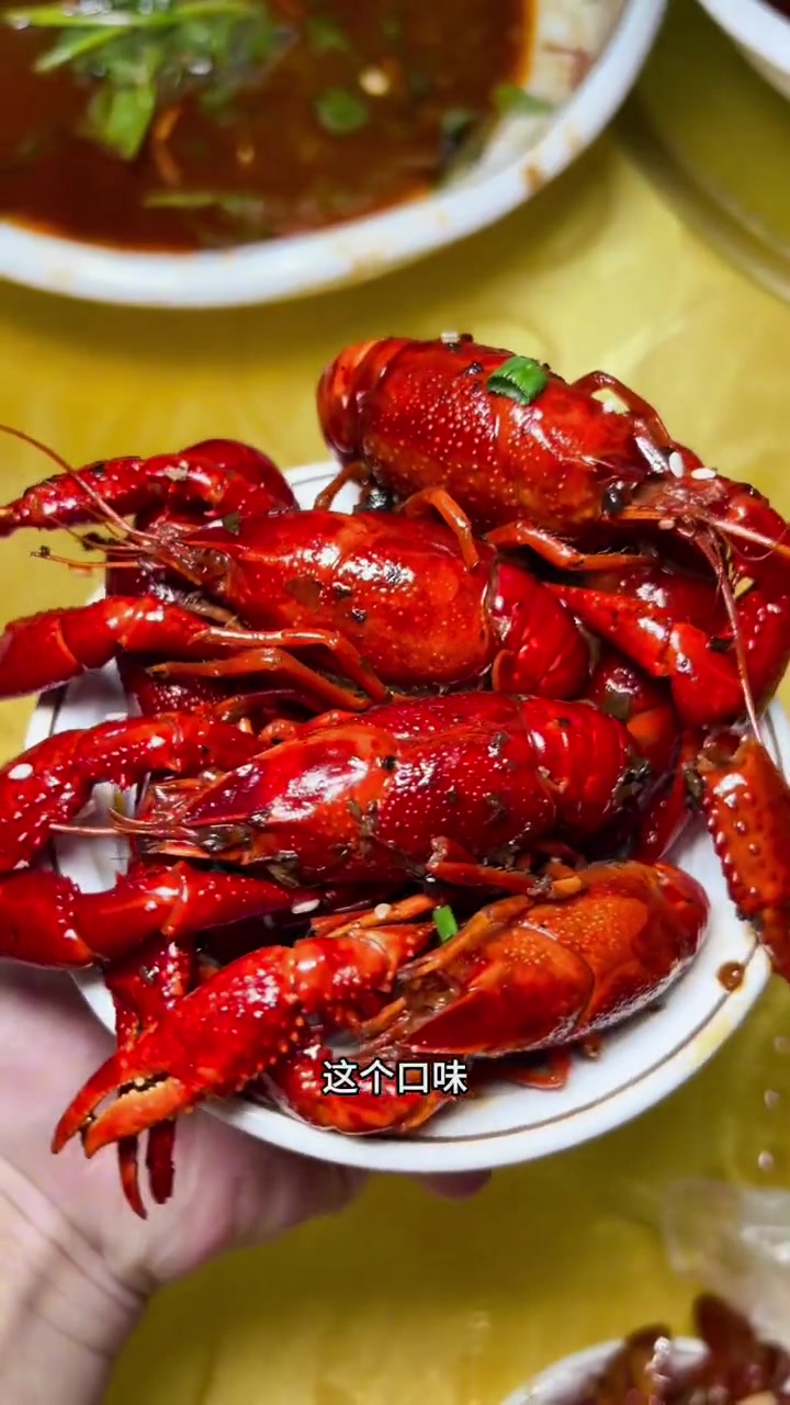 58元吃3斤小龙虾,有蒜香、香辣、卤味3种口味可选,而且每只小龙虾在上桌前都是活蹦乱跳的,