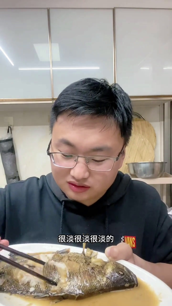 这个叫黑鲷还是叫黑毛的南方鱼,对于北方口味来讲,它实在是一点味道都没有,吃起来就像大米饭一
