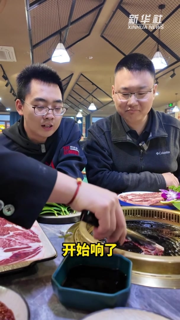 秀我中国丨齐齐哈尔烤肉这样吃