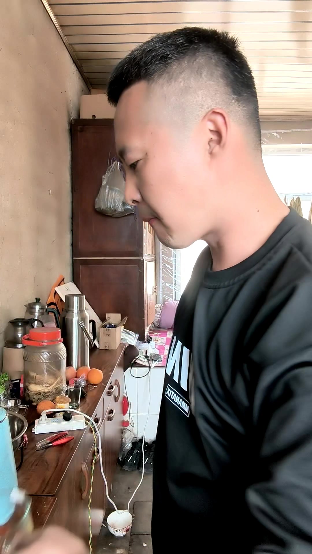 姐用她的厨艺传承着乡村味道,尖椒豆腐泡和红烧鱼