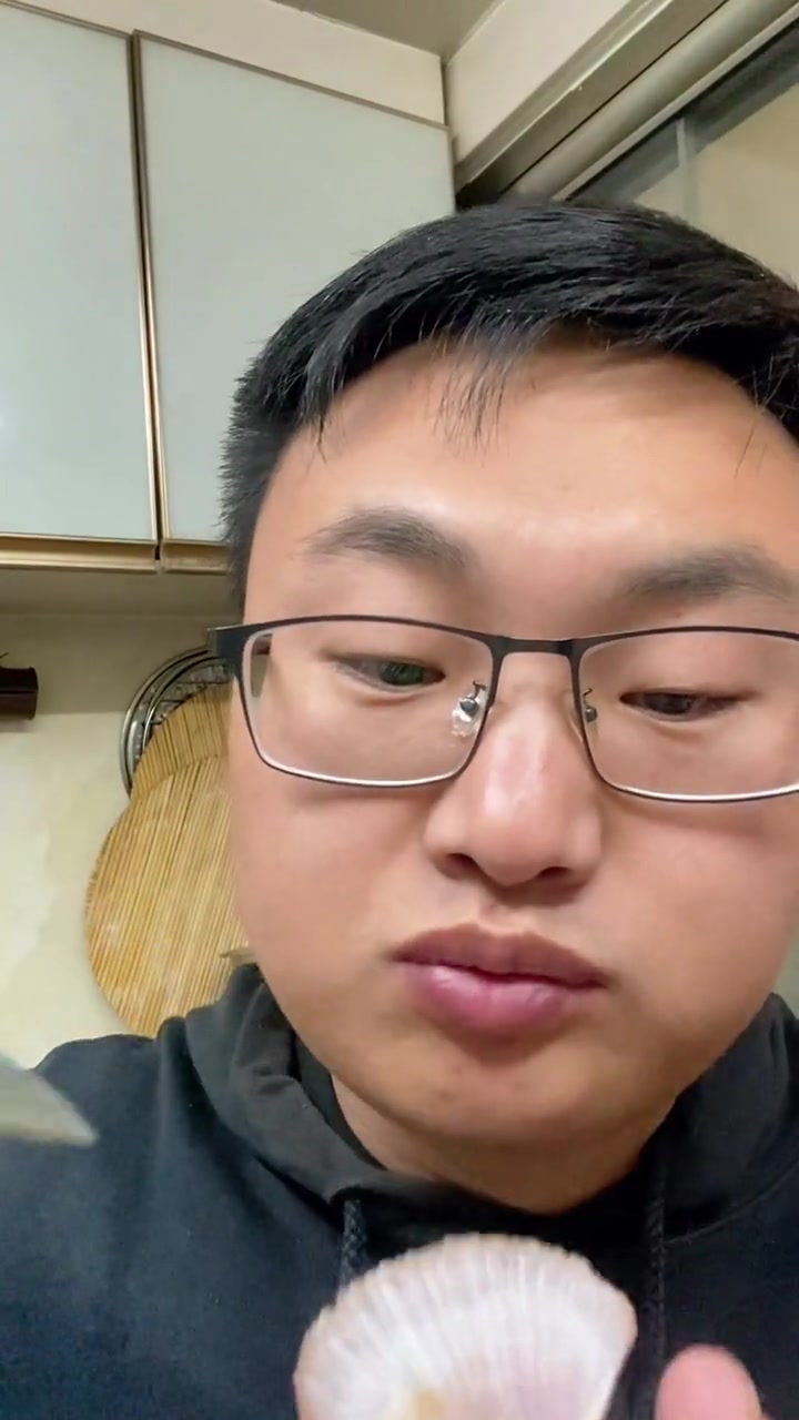 活扣的扇贝下面条,胶辽地区的常见主食,制作简单,吃起来特别鲜。扇贝肉 海鲜美食 扇贝面 海