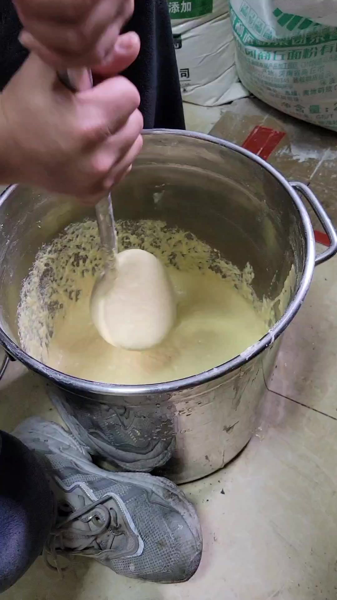 杂粮煎饼面糊怎么调才有粘性,酥脆好吃的杂粮煎饼调面方法分享
