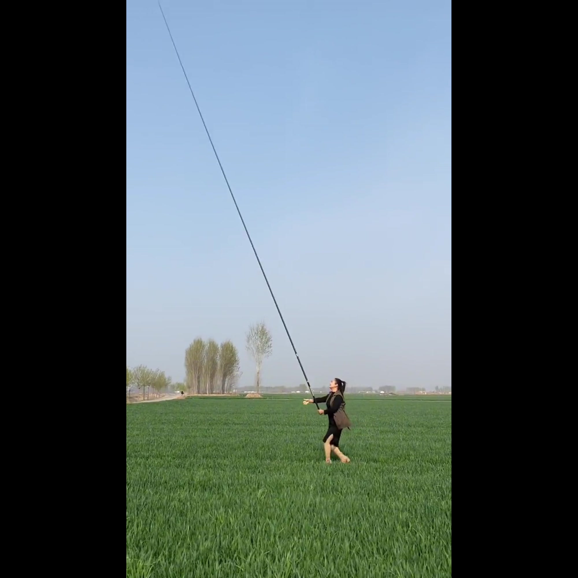 高碳大炮鱼竿轻硬挺,笔直度好,钓鲫鱼鲤鱼长竿短线使用