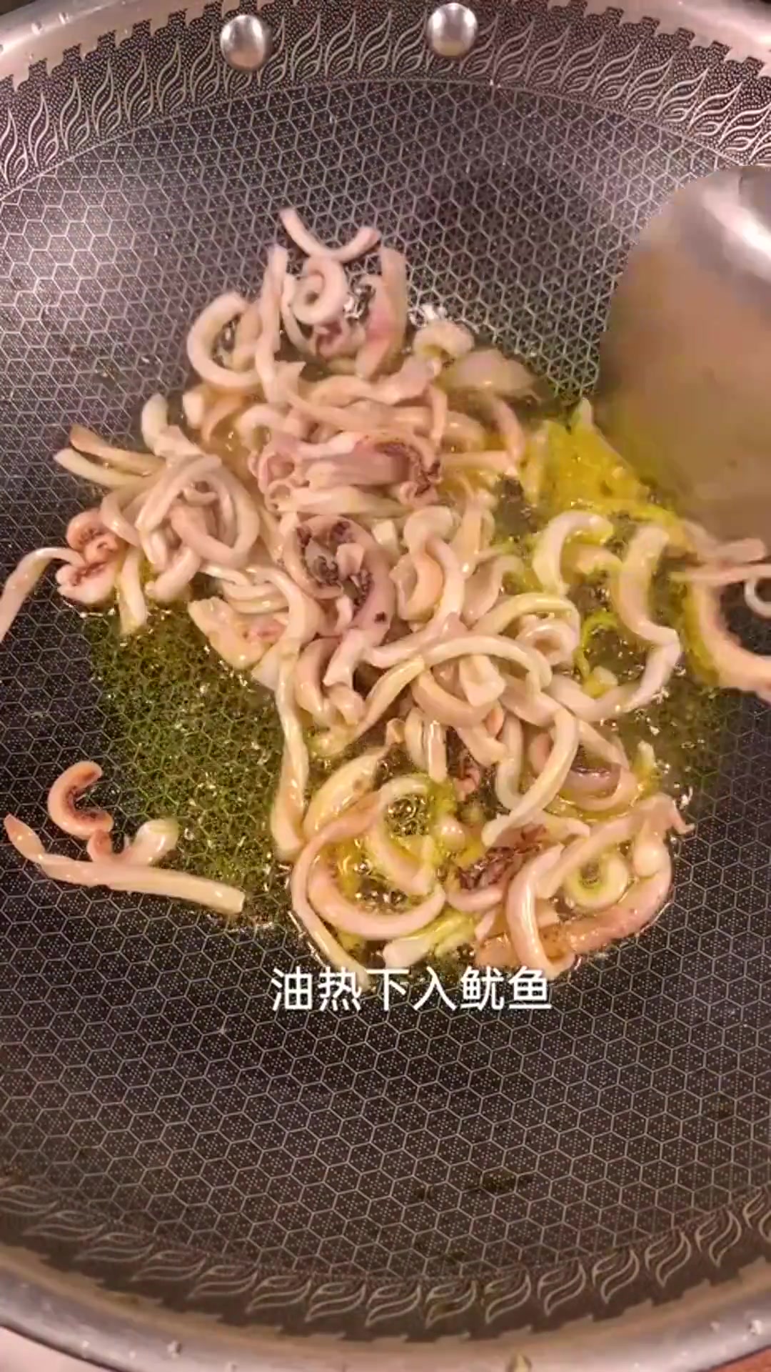 美食教程:摆摊神器鱿鱼炒饭,看着就很好吃
