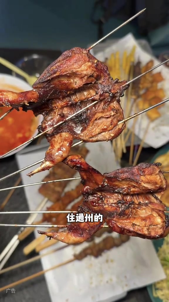 99吃烧烤这么一大桌子太合适了听着音乐和朋友撸串开心 撸串儿约起来 艾特你的饭搭子请你吃 