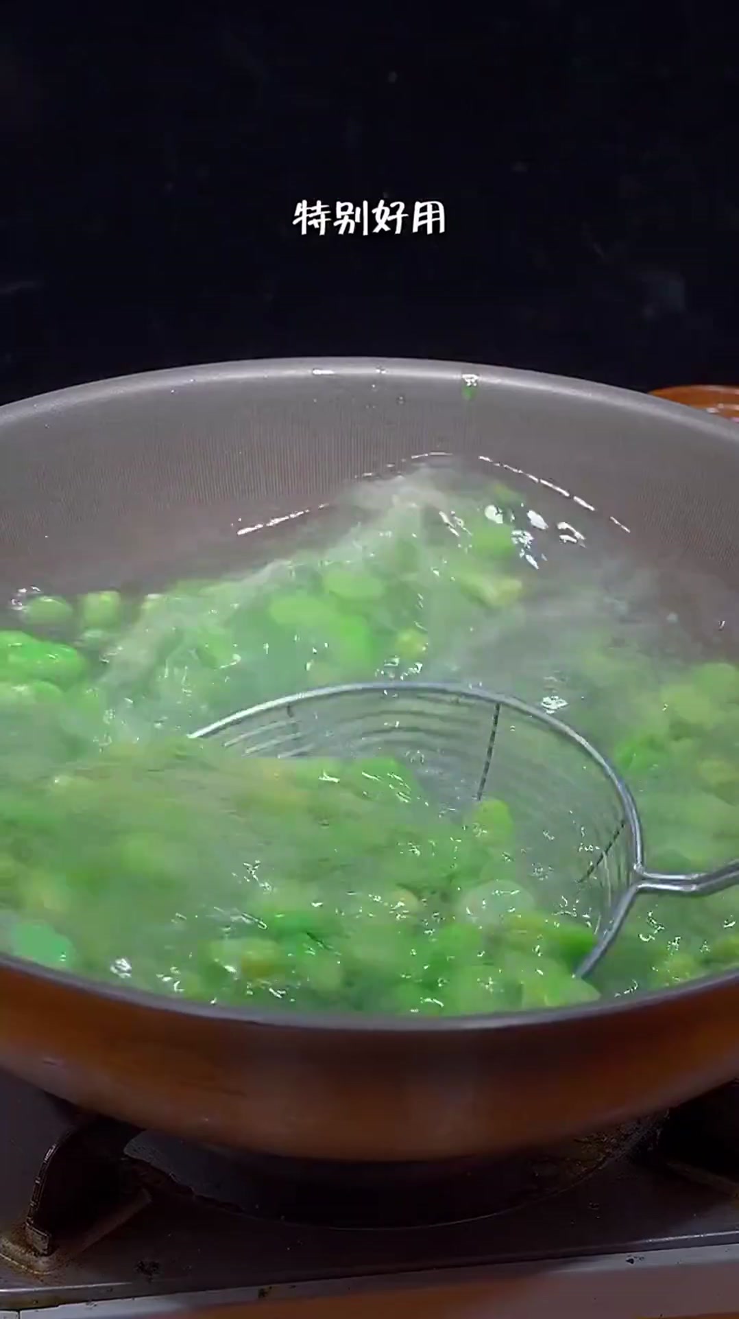 每年这个季节,我都喜欢做这个凉拌蚕豆给我的家人尝尝