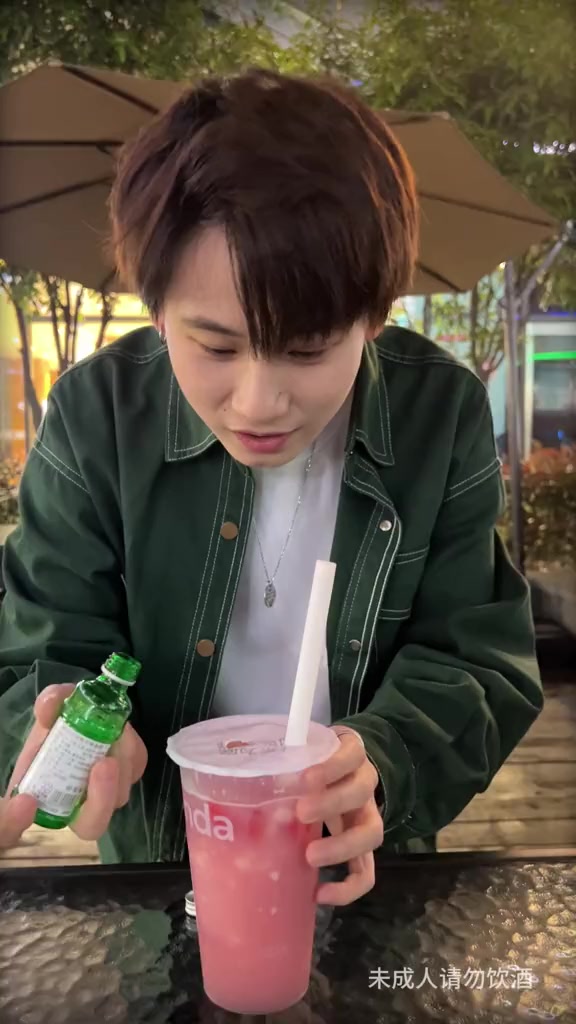 多亏了室友,没想到奶茶新品调酒还挺好喝!调酒 奶茶 闺蜜 酒蒙子的日常