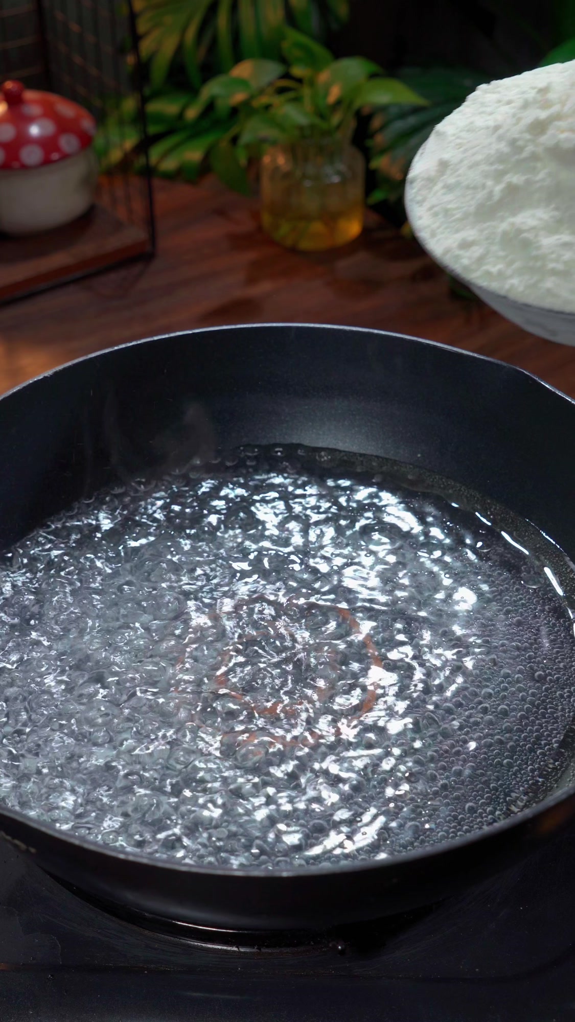 把滚烫的开水倒进面粉里搅一搅,就能做出酥脆好吃的老式炸糖糕～