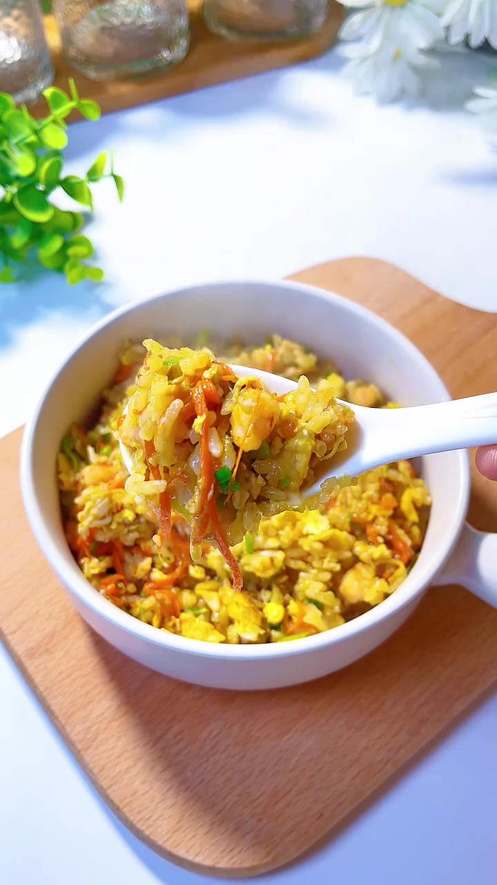 西葫芦虾仁炒饭|儿童美食教程 今天晚餐吃西葫芦虾仁炒饭,西葫芦和大虾都是很好的补钙食谱。做
