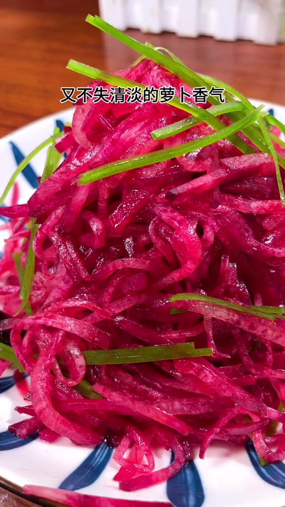红萝卜简单的一拌就好吃的不得了,做法简单明了招待亲朋好友真不错 美食教程 美食 凉拌红萝卜