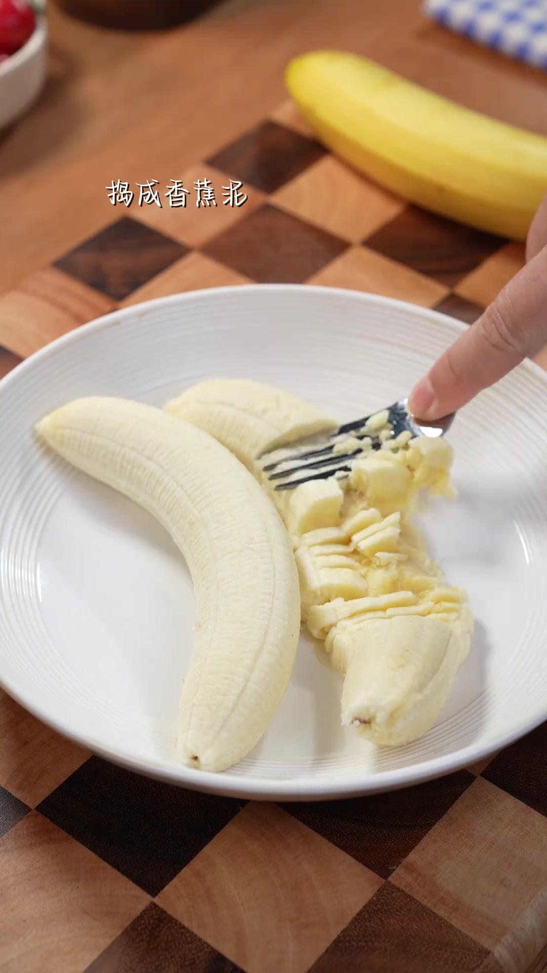 在家几分钟就能做出一份巨好吃的香蕉披萨,做法简单还好吃