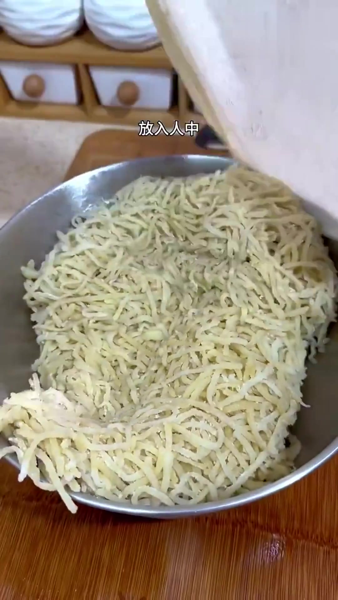 美食教程:想吃路边炒面,自己在家就能做,酸辣可口