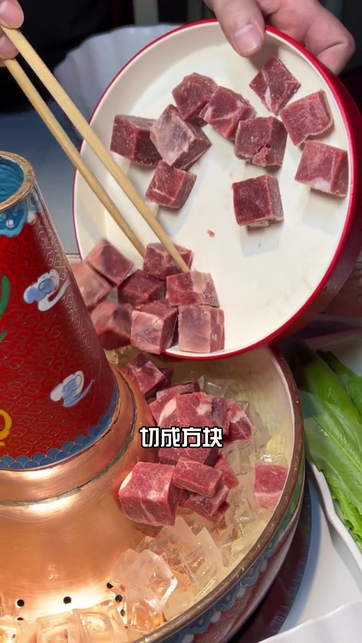 先喝鲜美羊汤 再吃鲜嫩羊肉 冰煮的羊汤 就是鲜～木辛水水冰煮羊 冰煮羊 羊肉火锅 恒隆广场