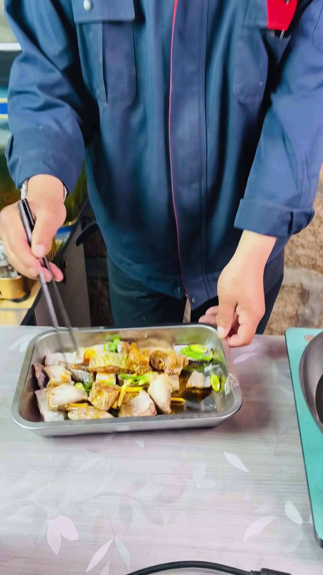 老海今天来做一道油炸先生鱼,外酥里嫩,可以直接当零嘴吃