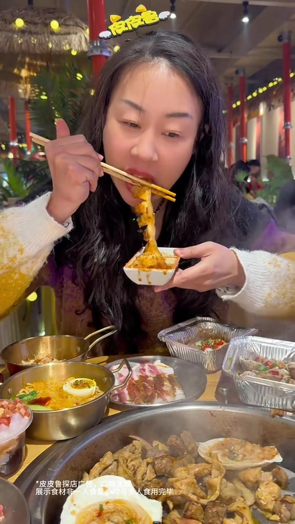 特种兵提着行李箱都要来吃的自助烤肉 在一个破破烂烂的烤肉店吃自助烤肉是什么体验～破破烂烂的