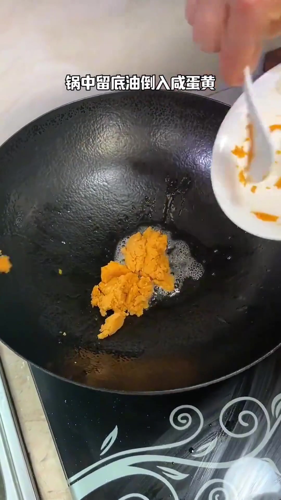 我妈做的咸蛋黄大虾真的巨好吃!做法简单,咸香酥脆!