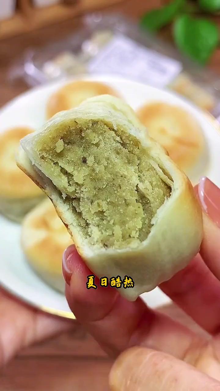 夏日酷热,绿豆饼吧,清香醇厚,皮薄馅厚,粒粒饱满,特有满足感