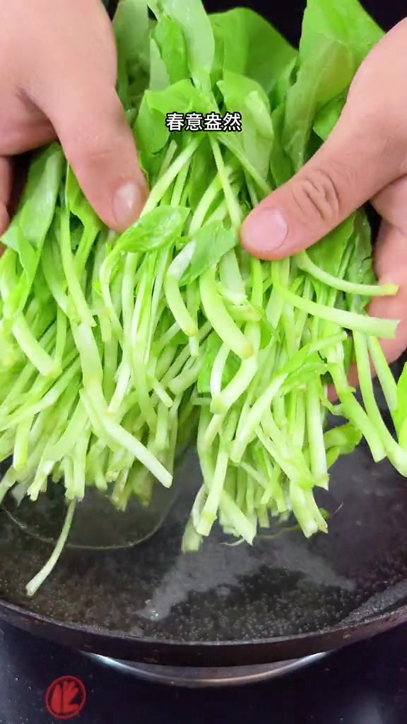 上汤鸡毛菜 又到了吃鸡毛菜的季节,我认为最好吃的做法就是上汤,做法简单又美味 温州美食 家