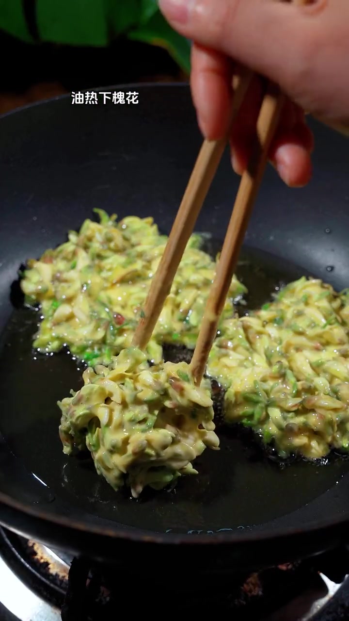 又到了吃槐花的季节,一定要试试这个槐花煎饼,清香浓郁又好吃 槐花 美食 美食教程 洋槐花 