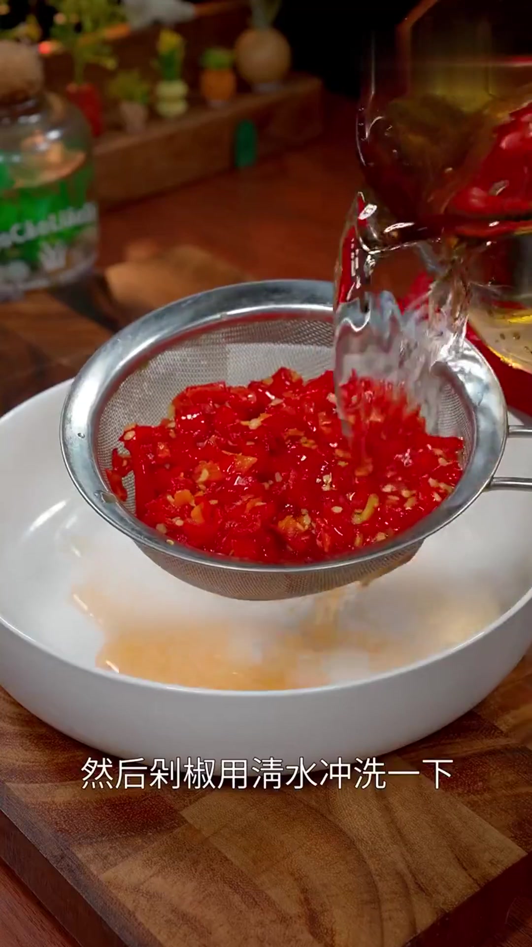 美食教程:剁椒鱼头很多人都爱吃,分享一个简单的家常做法,鲜嫩入味