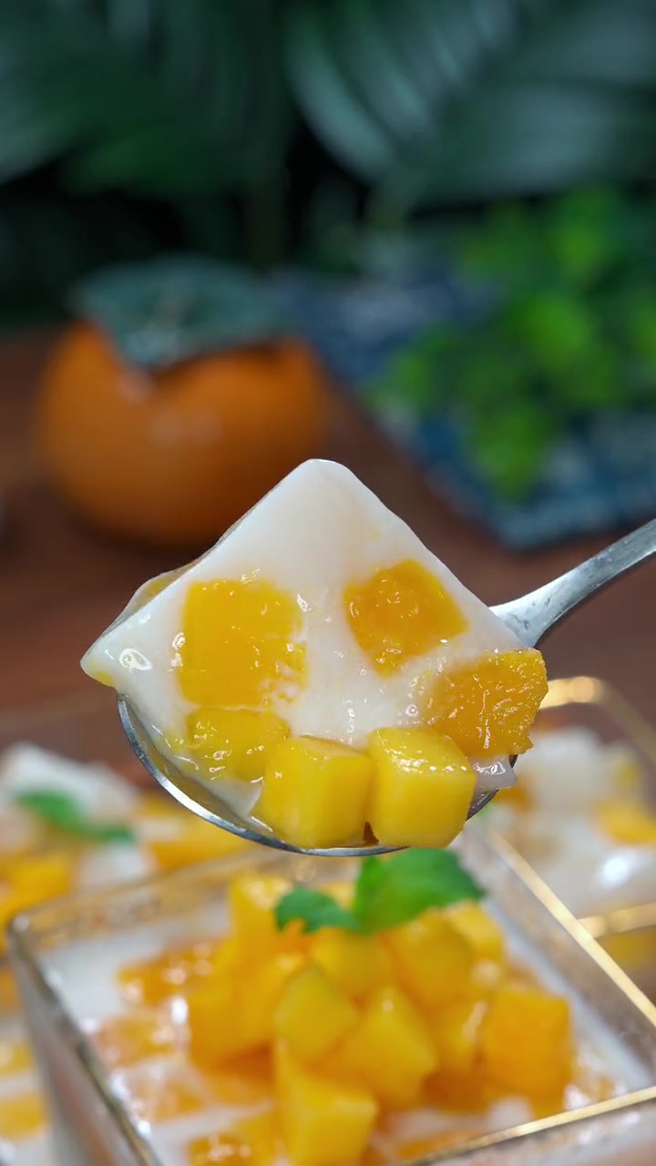 把芒果和牛奶放锅里煮一煮,出锅就是孩子们爱吃的小甜品～双皮奶 甜品 自制双皮奶 港式美食