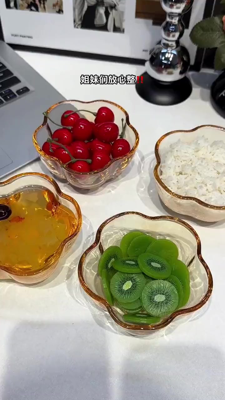 姐妹们!快来冲这个琥珀色花瓣造型玻璃碗,吃饭喝汤装水果沙拉零食都很合适,这个价到手四个好看