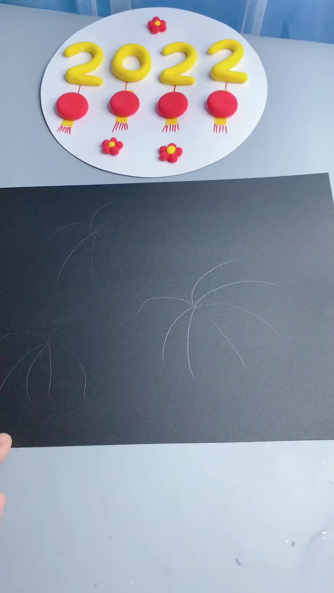 放假在家和小朋友一起做美丽的烟花用白乳胶画烟花撒上盐涂上颜料就完成了你好幼儿园手工亲子手工