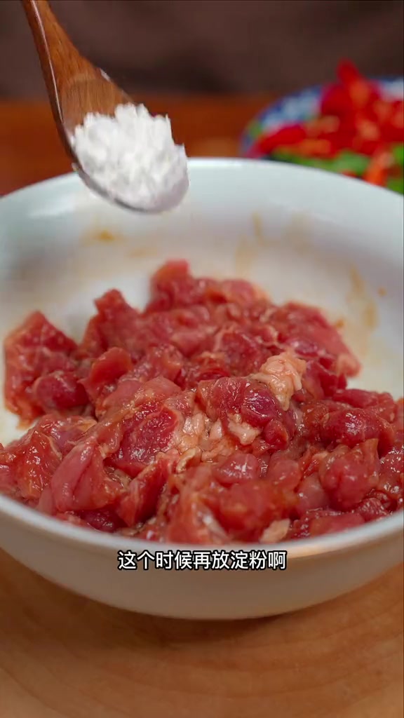 青椒炒肉 青椒炒肉很多人喜欢吃,但是在家总是做不好,今天一个视频教会你,简单好吃又好看 青