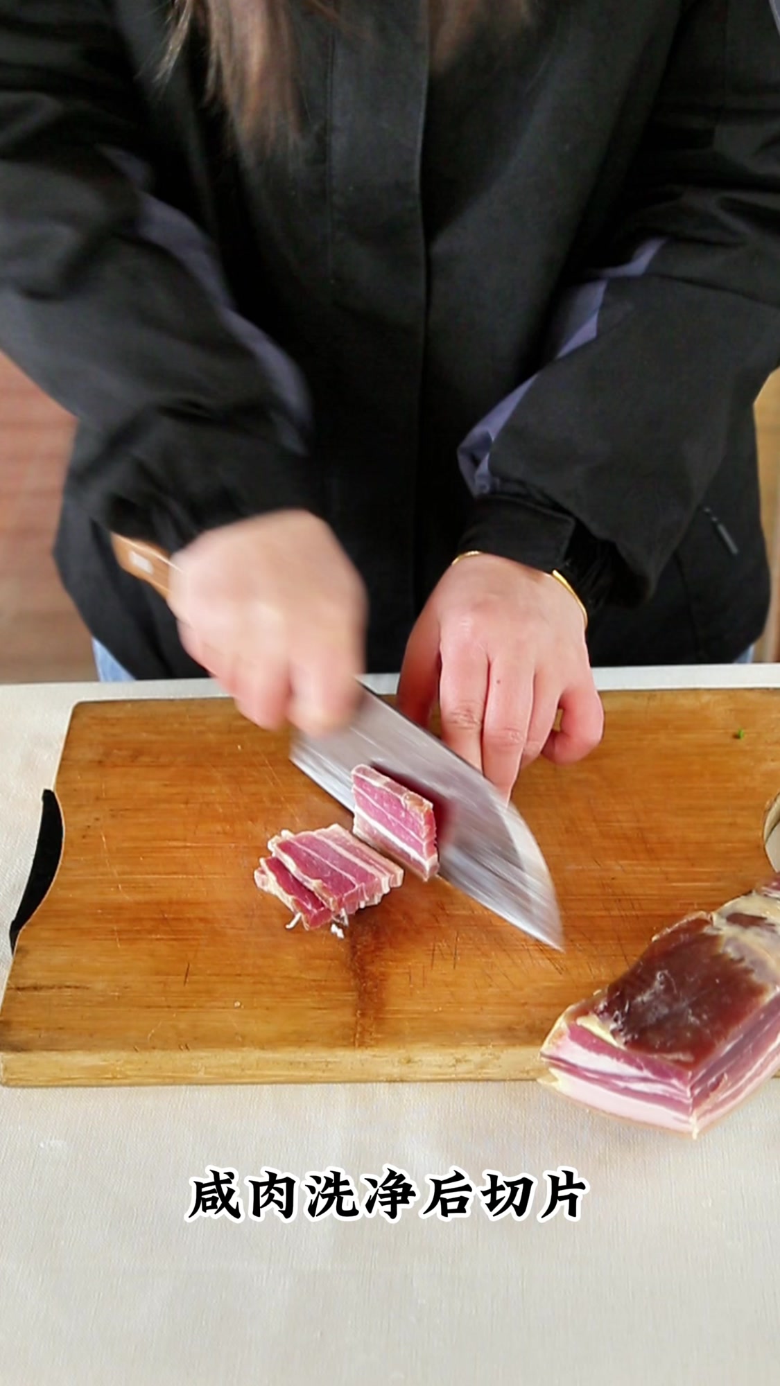 咸肉炒豌豆尖。甜甜嫩嫩的豌豆尖和咸肉炒着吃,味道不错哟