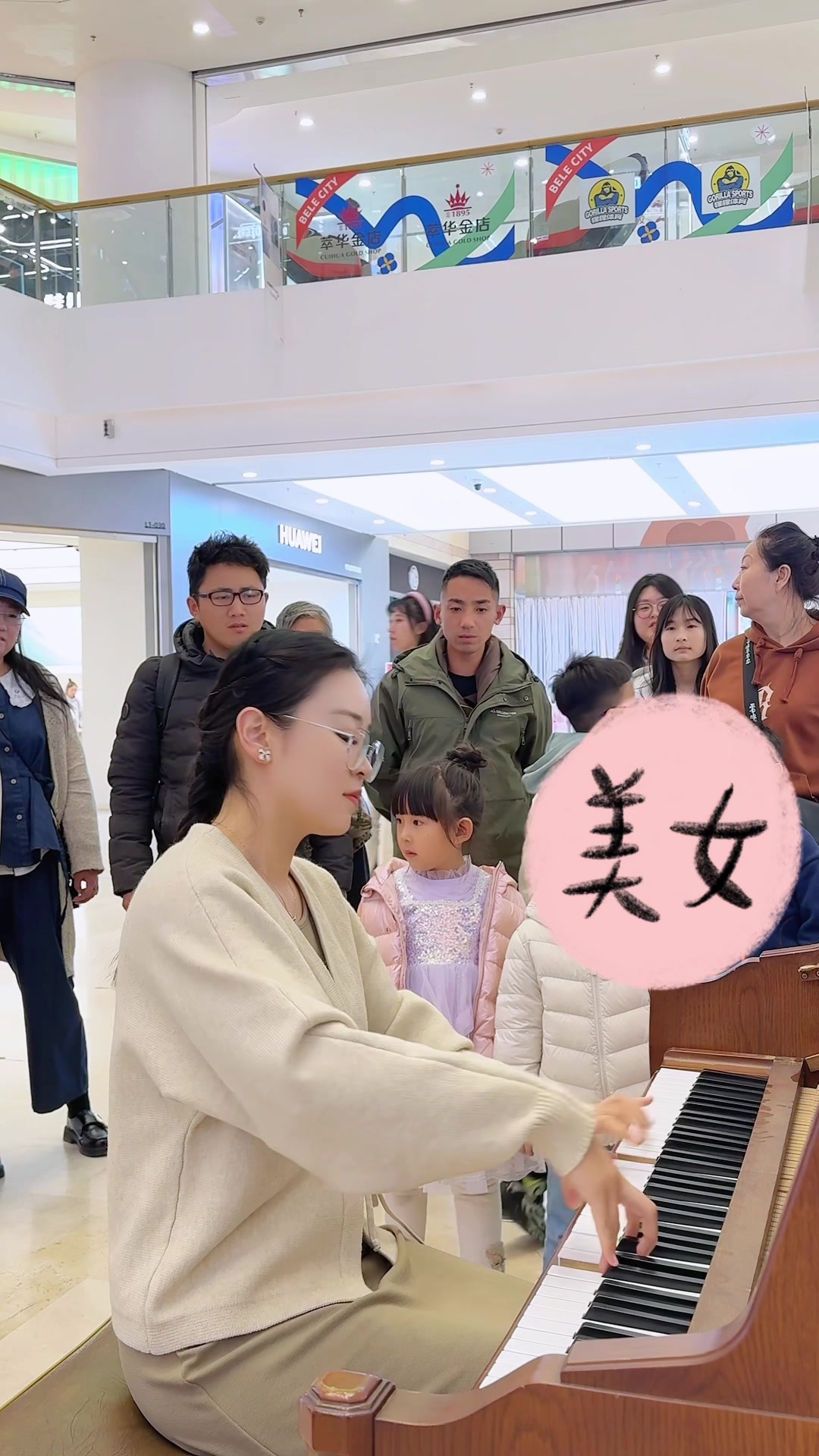 街头给路人现场弹了一首《大鱼》