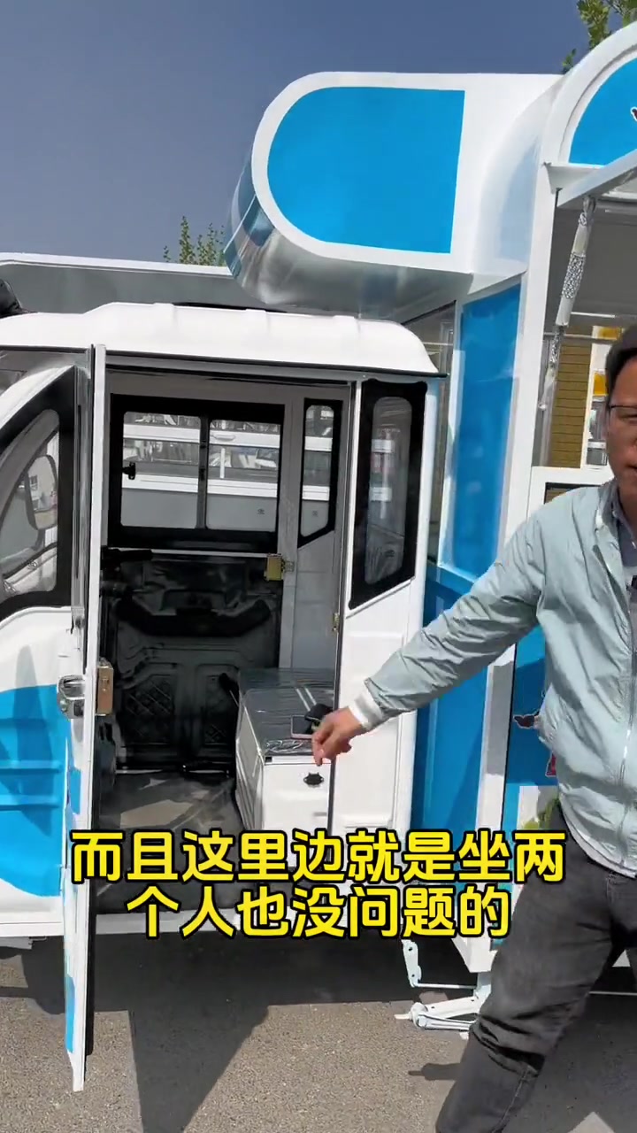 两个人出摊可以考虑大三轮车型,空间大、价格相对也便宜!这个做卷饼的车,配有8个配菜盆,还有