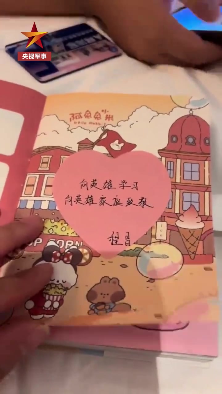 「温暖后续!优待证男孩被邀请参观海军舰艇」近日,男孩毛豆被北海舰队邀请到青岛参观舰艇,还获