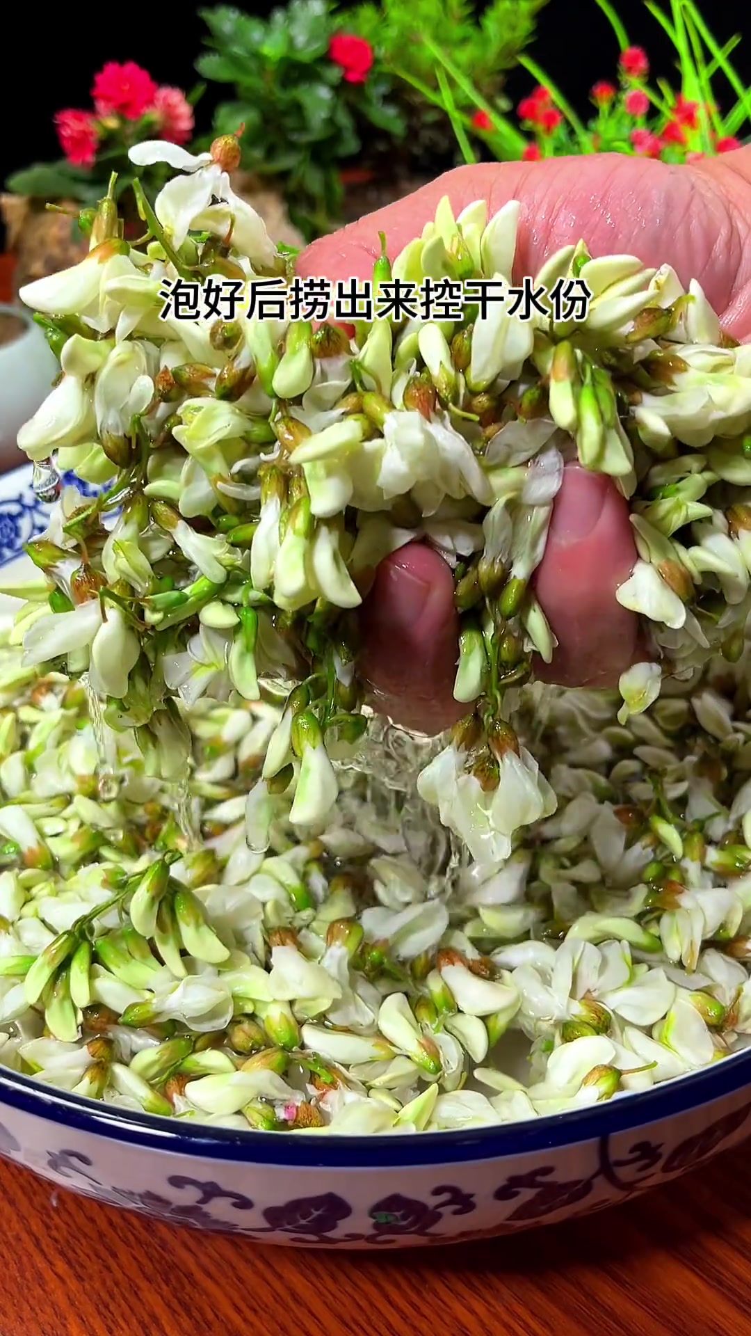 第一次吃这个槐花炒鸡蛋味道还真不错!听说包饺子也好吃改天试试看 美食教程 美食 槐花的做法