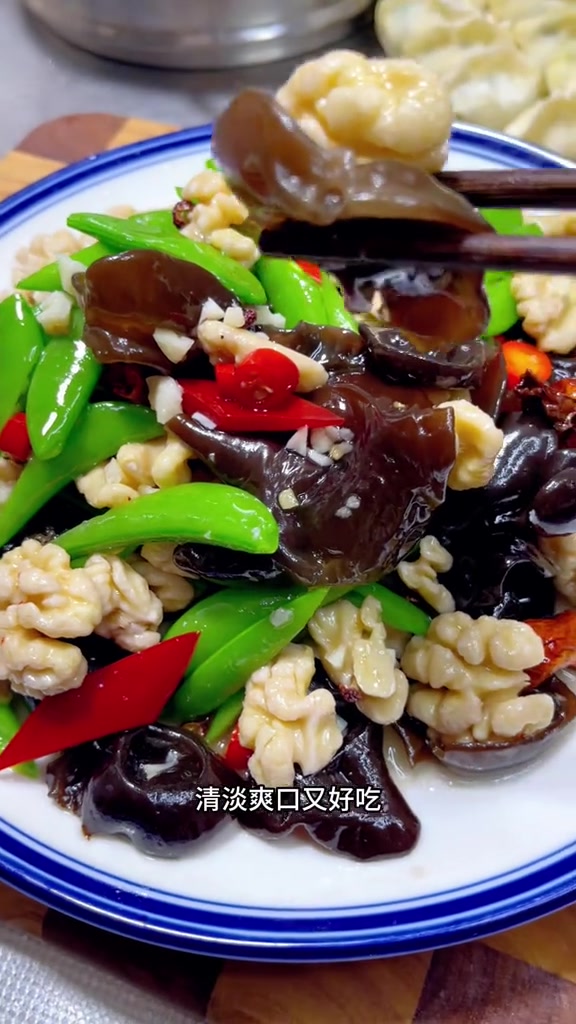 今天分享清淡爽口小凉菜,桃仁木耳 就是这个味儿 简单家常