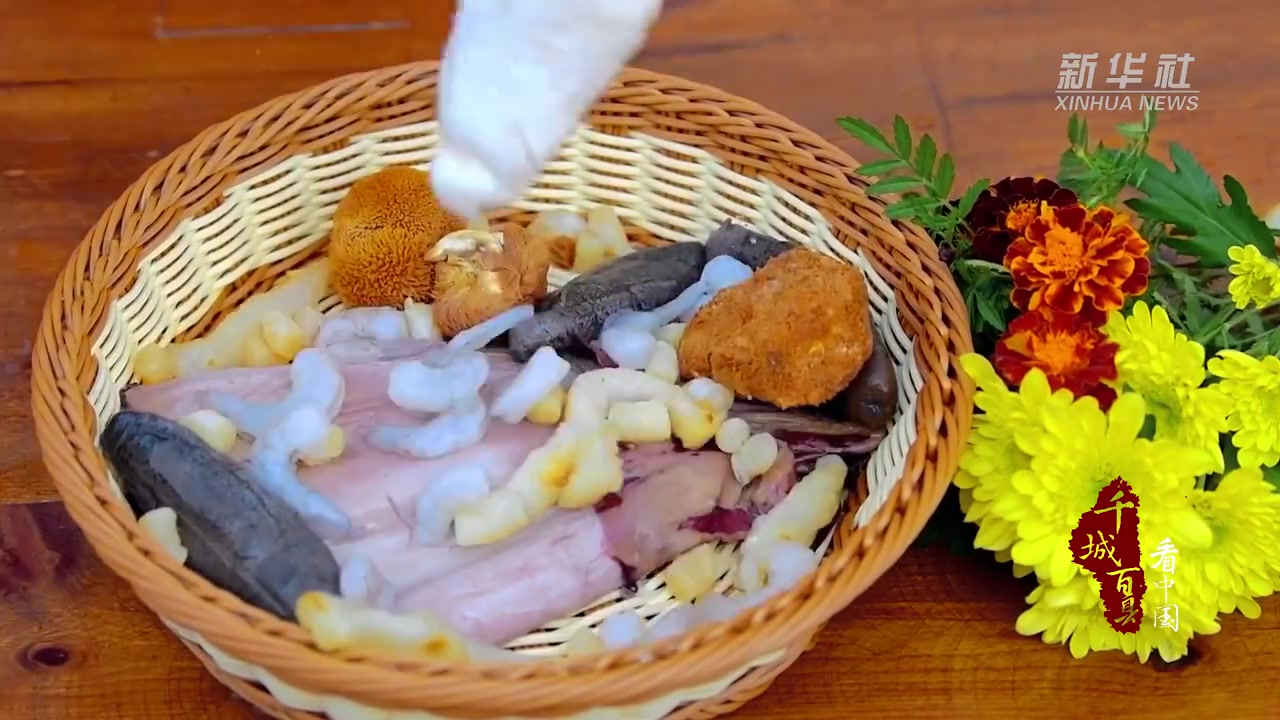 【尝冀菜: 八宝鸡 】“八宝鸡”是河北省广平县一道特色美食。选用三个月的雏鸡和海参、鱿鱼、