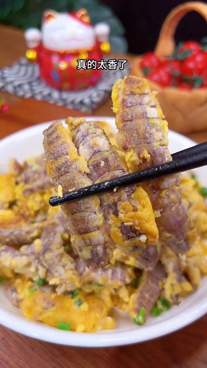 皮皮虾肉抱蛋 在我们温州沿海一带人民的餐桌上,皮皮虾肉抱蛋是一道非常热门的下饭菜,两者鲜味