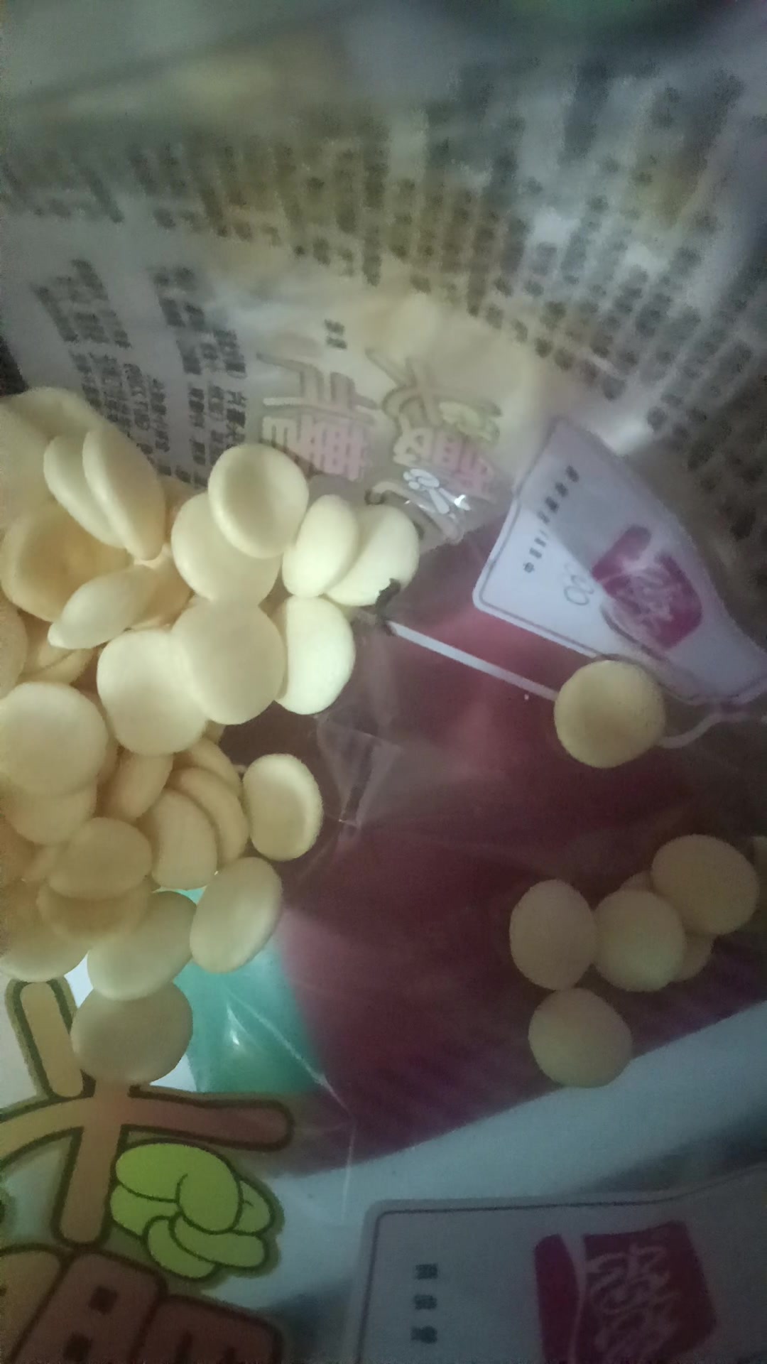 这是盼盼小馒头薯片,里面长虫,商家说是我自己放进去的