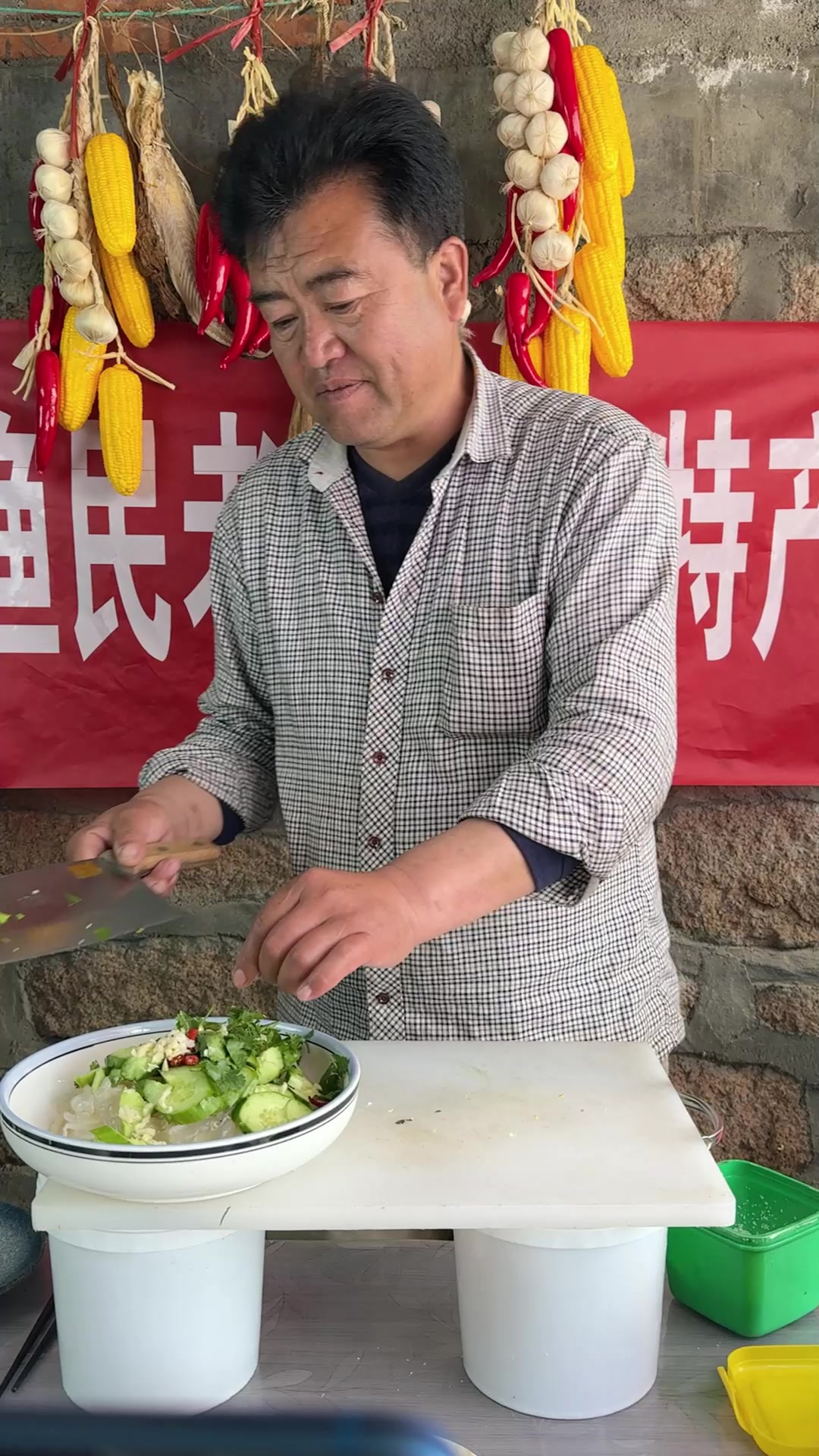 老海今天教大家拍黄瓜拌海蜇丝,做法简单,吃起来清脆爽口又解腻
