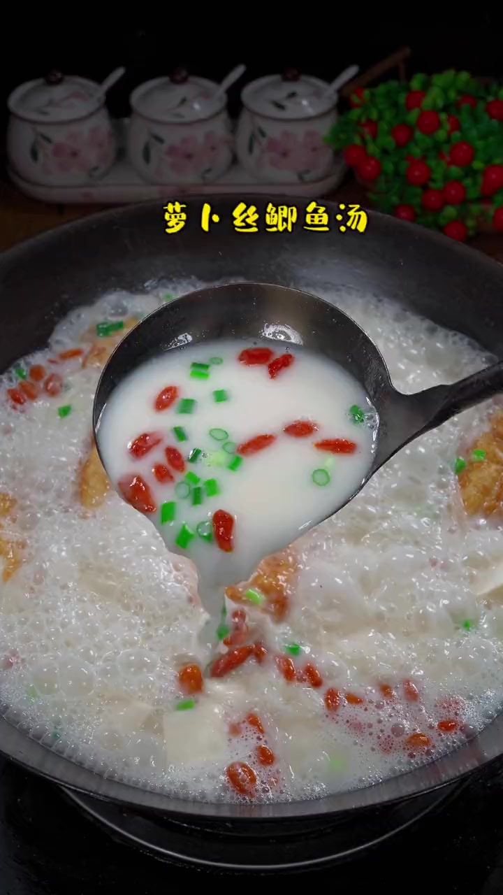 给孩子安排这个萝卜丝鲫鱼汤,汤鲜味美!